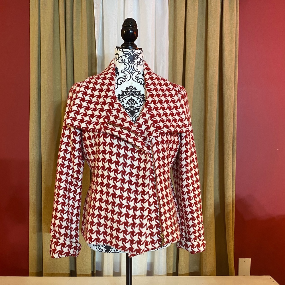 Red houndstooth like patterned blazer
